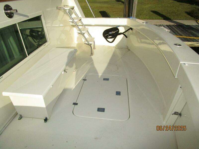 63' Hatteras cockpit starboard