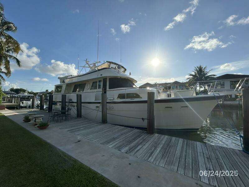 63' Hatteras starboard forward profile