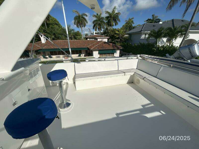 63' Hatteras flybridge starboard aft