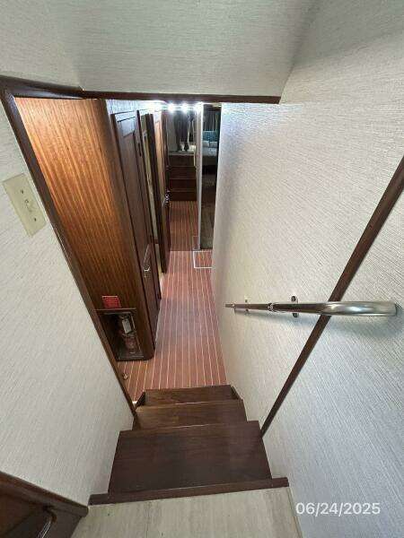 63' Hatteras companionway