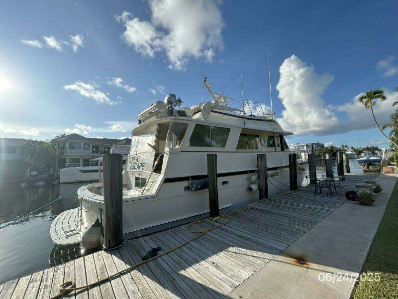 63' Hatteras starboard aft profile