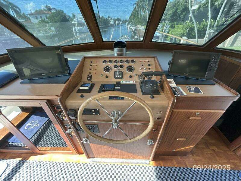 63' Hatteras pilothouse helm2