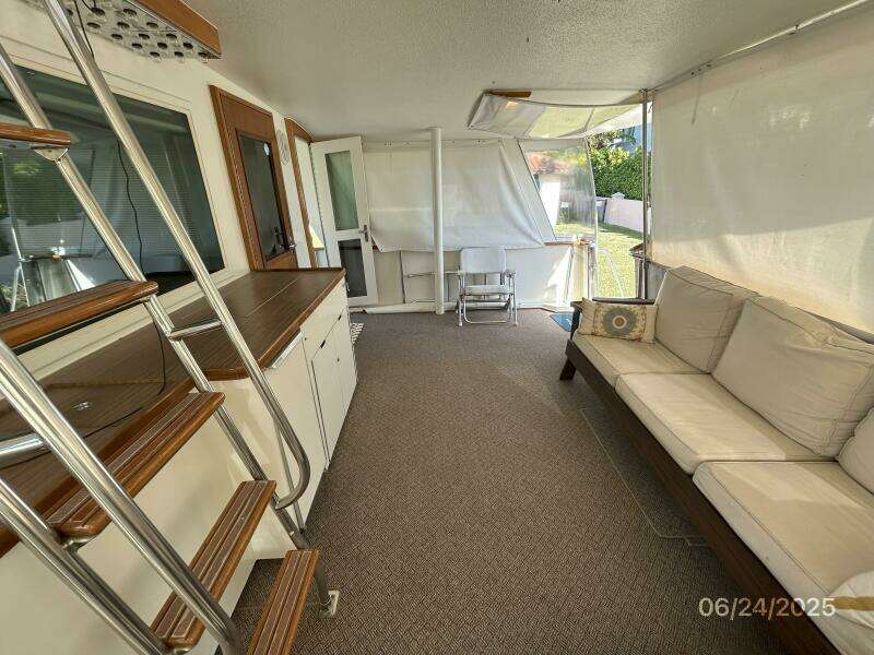 63' Hatteras aftdeck starboard