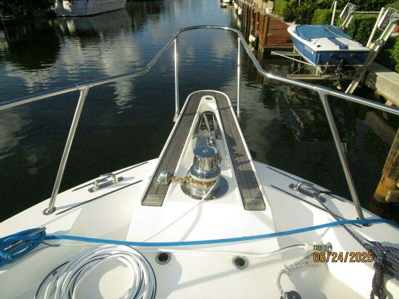 63' Hatteras anchor windlass1