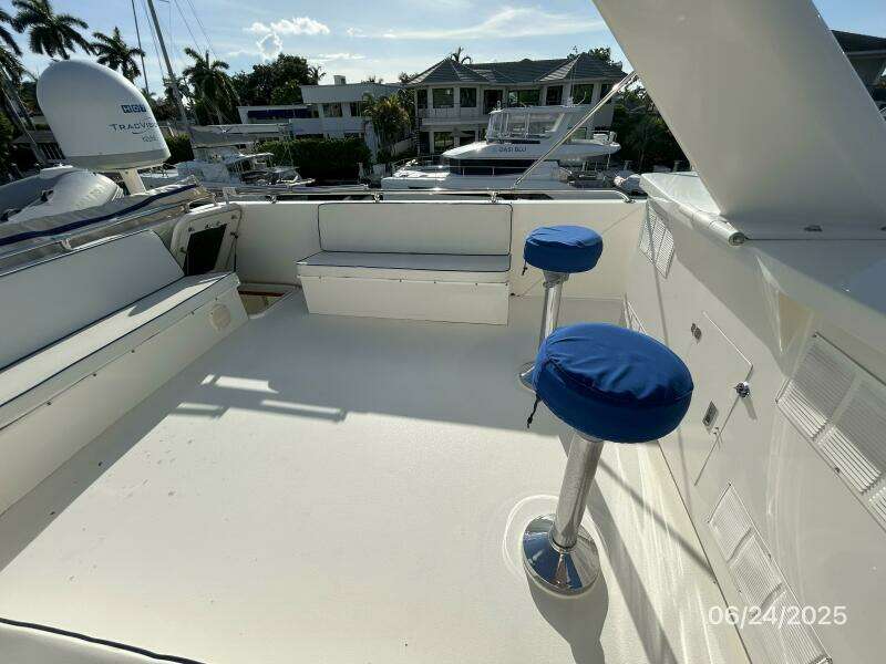 63' Hatteras flybridge port aft