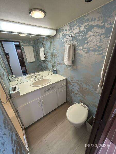 63' Hatteras starboard guest head