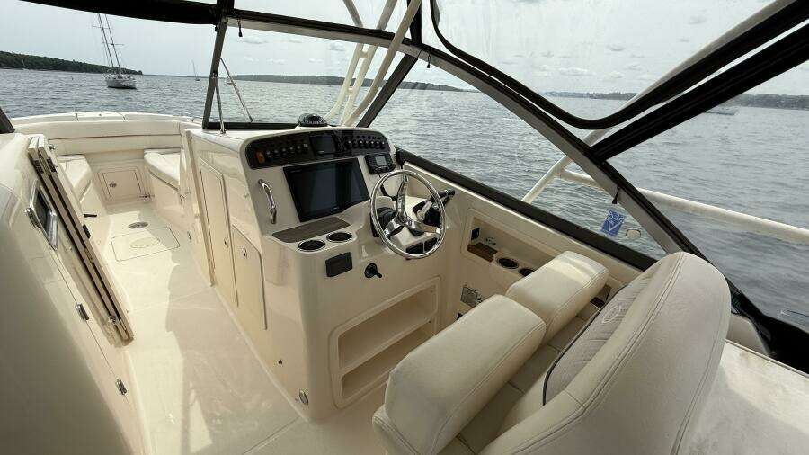 2016 Grady-White 307 Freedom