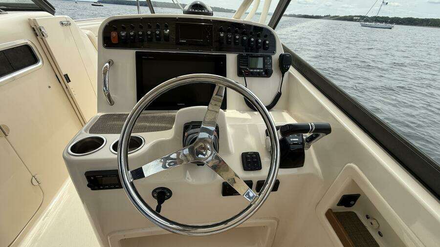 2016 Grady-White 307 Freedom