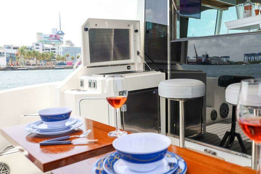 2014 Cruisers Yachts 45 Cantius