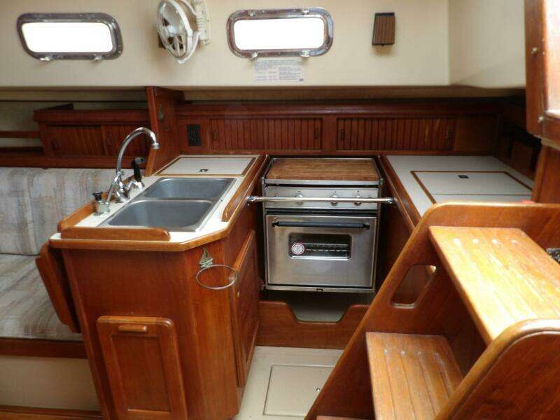 1990 Island Packet 32