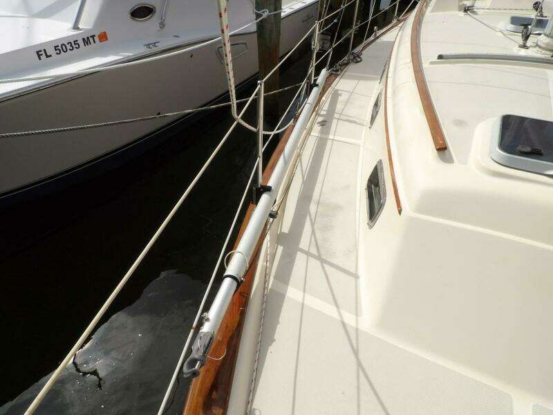 1990 Island Packet 32