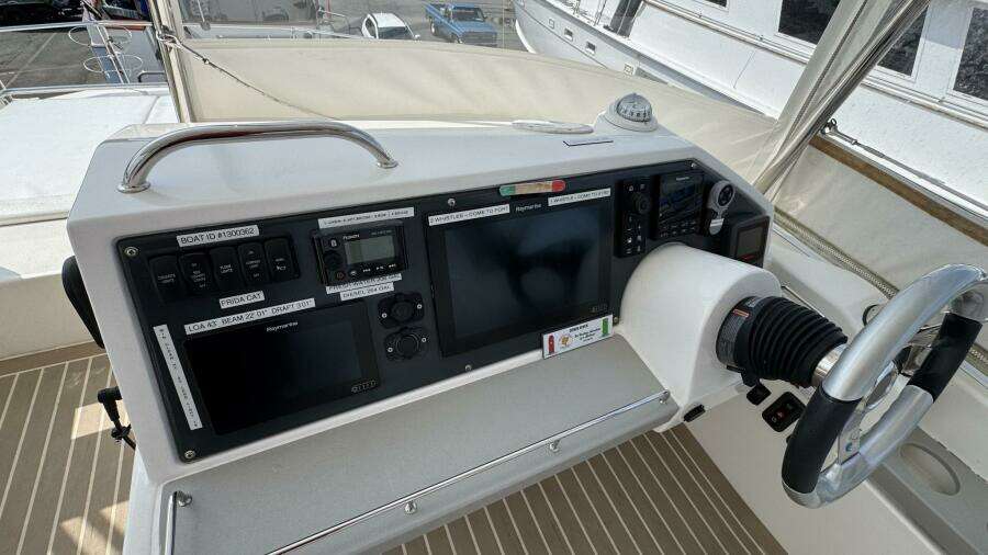 2018 Leopard Power Cat Flybridge Helm