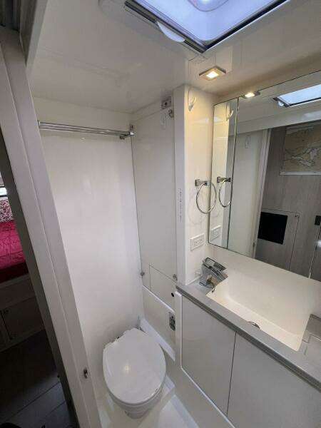 2018 Leopard Power Cat Port Side Head