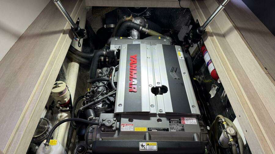 2018 Leopard Power Cat Engine Room