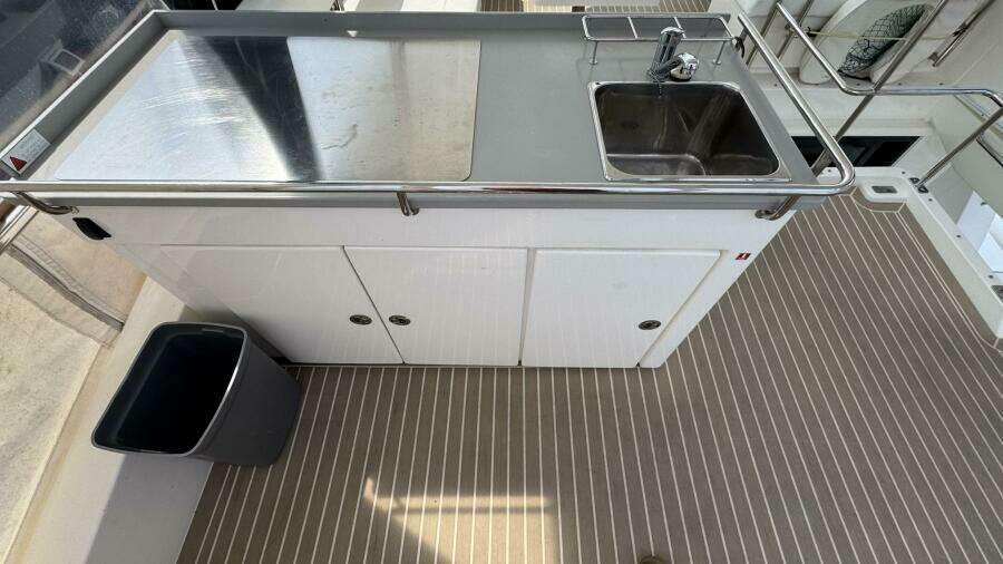 2018 Leopard Power Cat Flybridge Refreshment Center