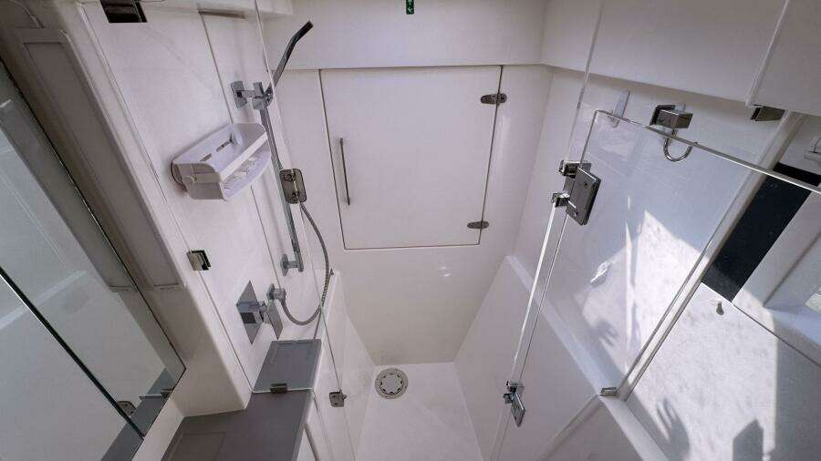 2018 Leopard Power Cat Starboard Side Forward Head