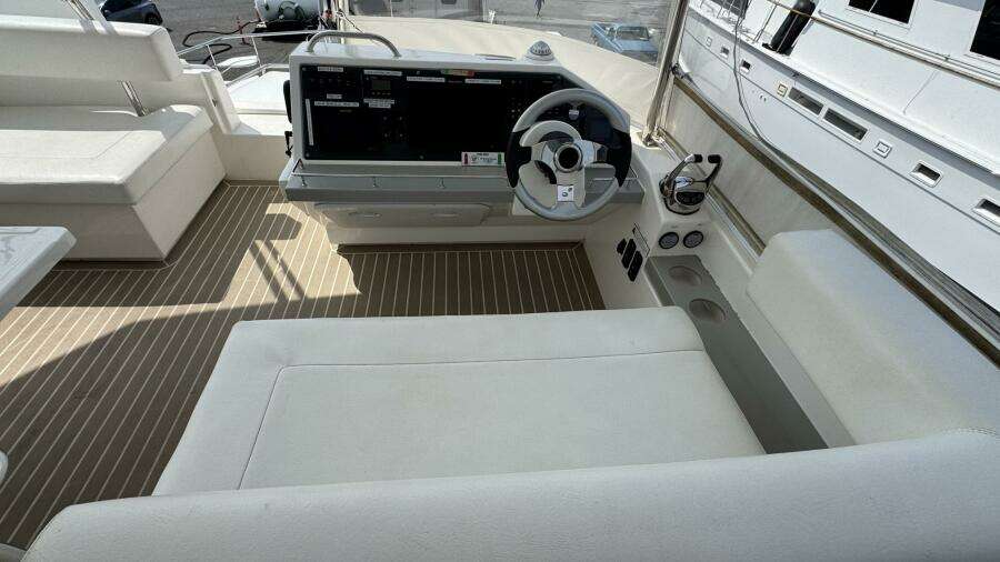 2018 Leopard Power Cat Flybridge Helm