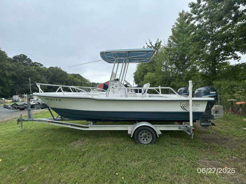 22' Twin Vee port profile