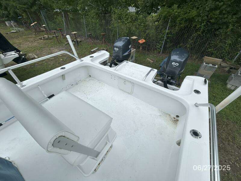 22' Twin Vee cockpit aft1