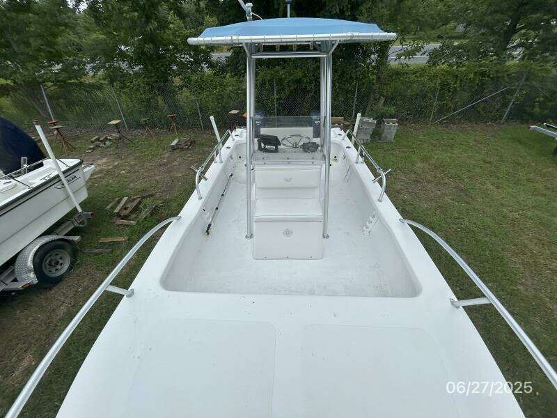 22' Twin Vee foredeck aft