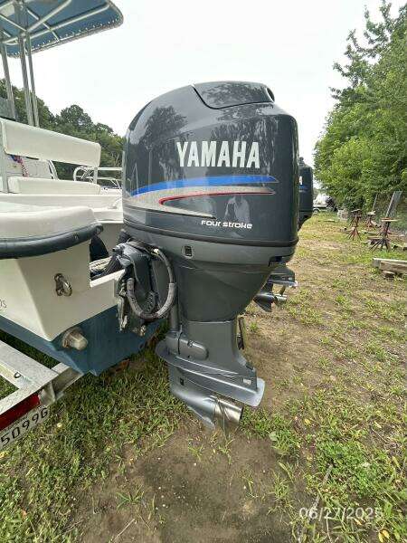 22' Twin Vee port outboard1