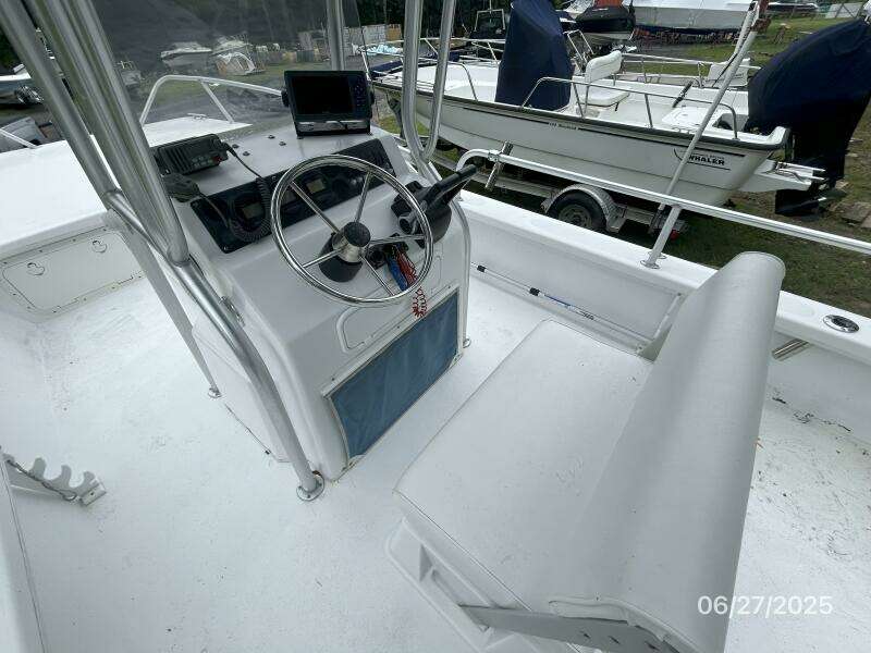 22' Twin Vee helm2