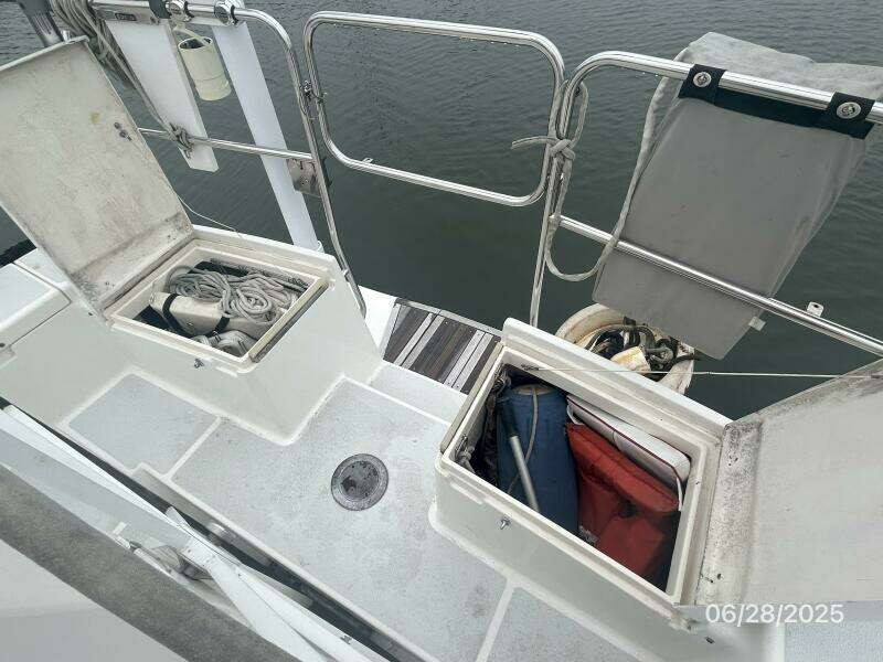 40' Freedom cockpit aft seating storage 