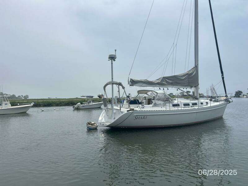 40' Freedom starboard aft profile