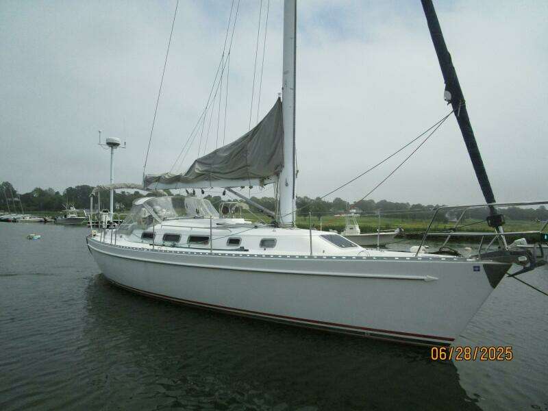 40' Freedom starboard forward profile