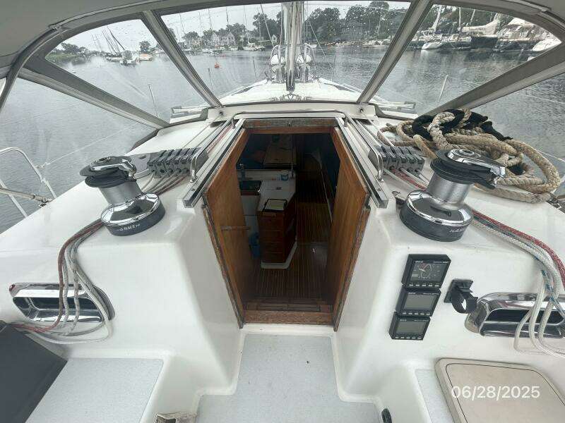 40' Freedom forward cockpit