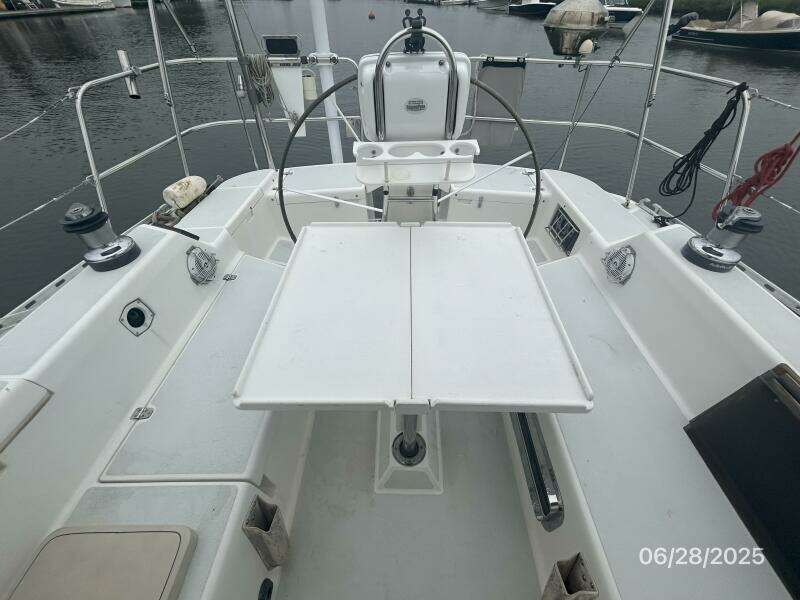 40' Freedom cockpit table