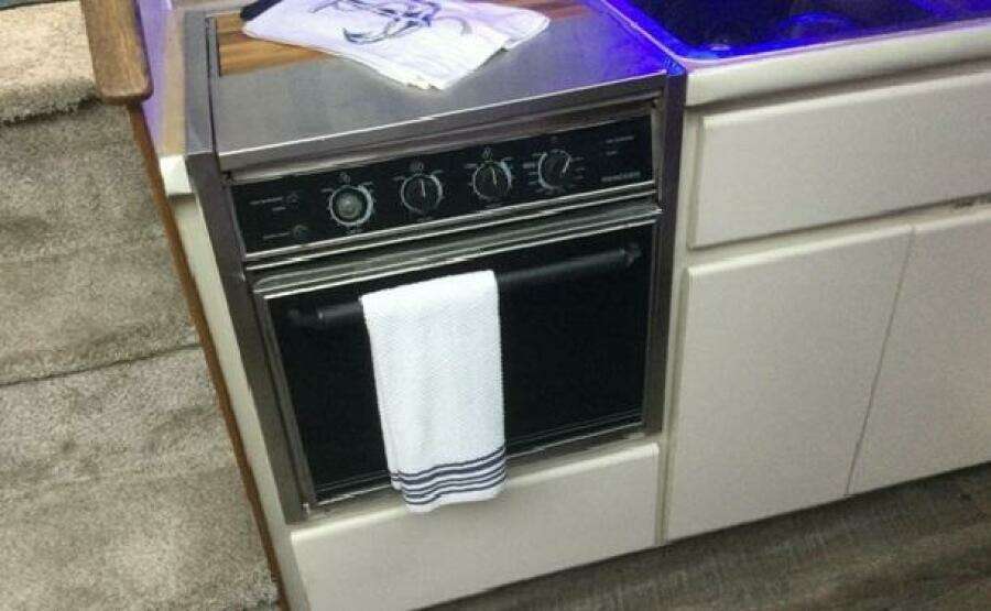 1995 Carver 430 Cockpit