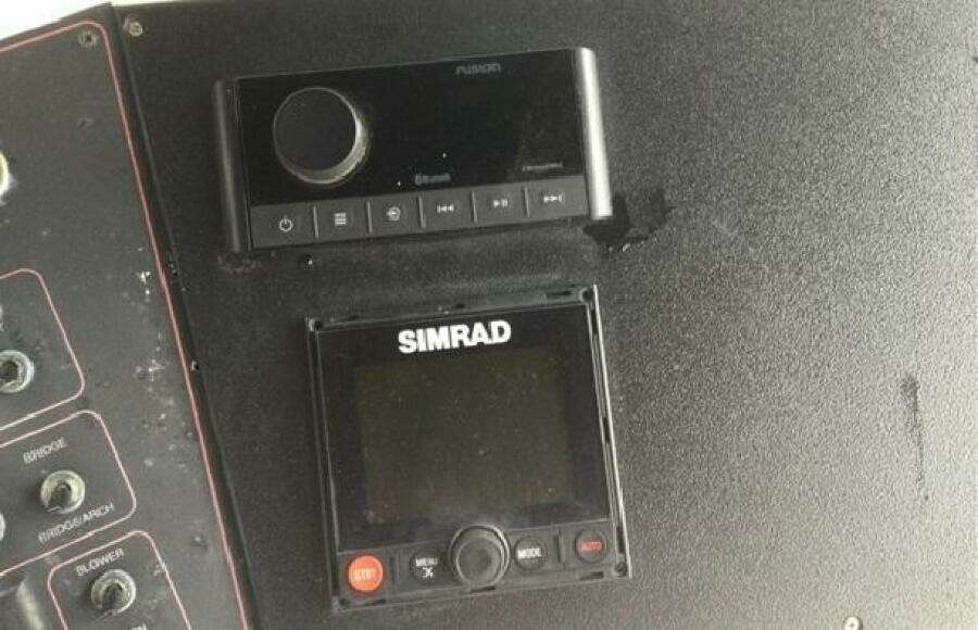 1995 Carver 430 Cockpit