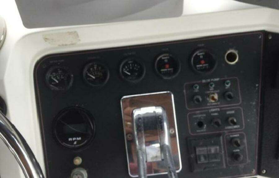 1995 Carver 430 Cockpit