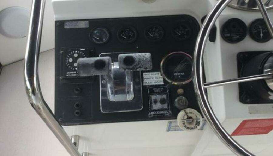 1995 Carver 430 Cockpit