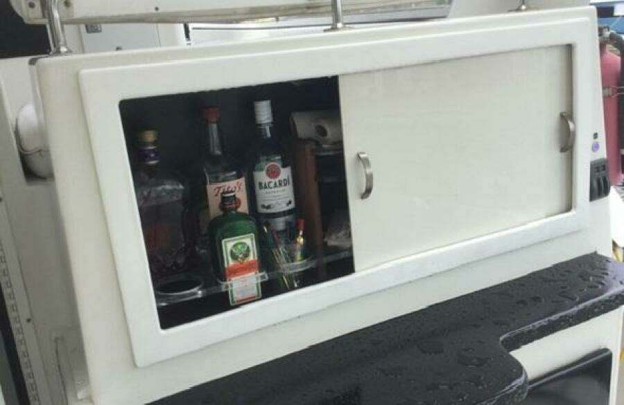 1995 Carver 430 Cockpit