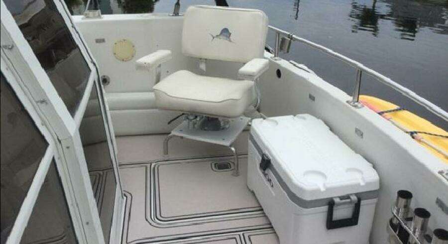 1995 Carver 430 Cockpit