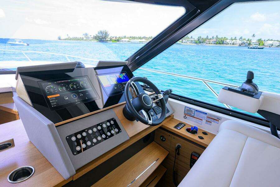 Tiara 49 DEBBIE'S DIAMOND - Helm