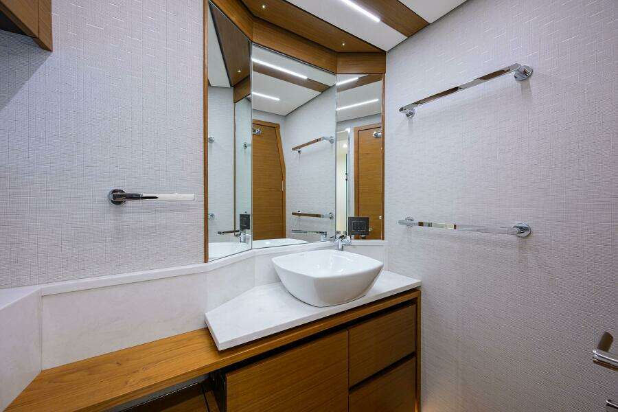 Tiara 49 DEBBIE'S DIAMOND - Master Head