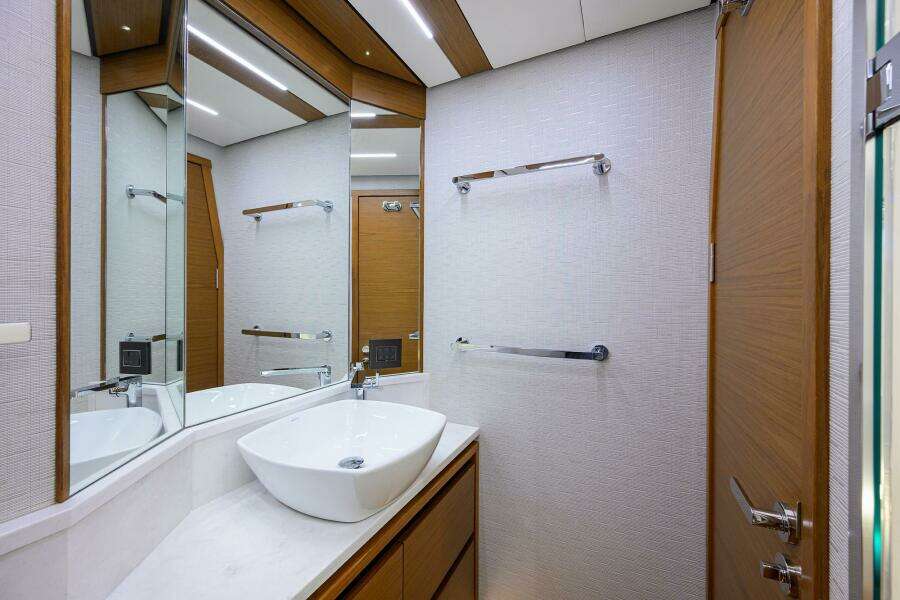 Tiara 49 DEBBIE'S DIAMOND - Master Head