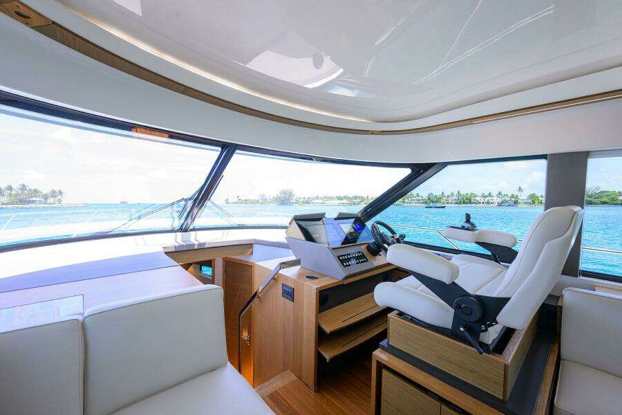 Tiara 49 DEBBIE'S DIAMOND - Helm