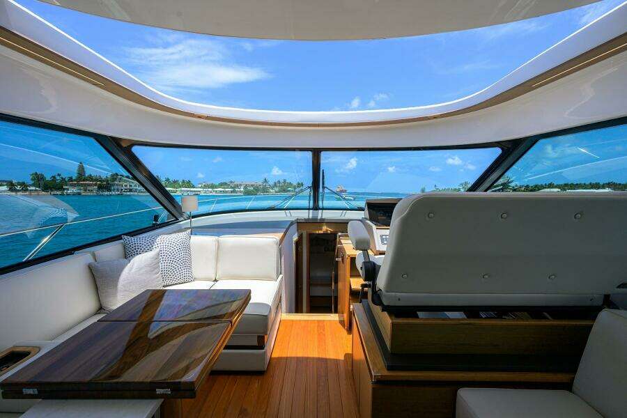 Tiara 49 DEBBIE'S DIAMOND - Helm