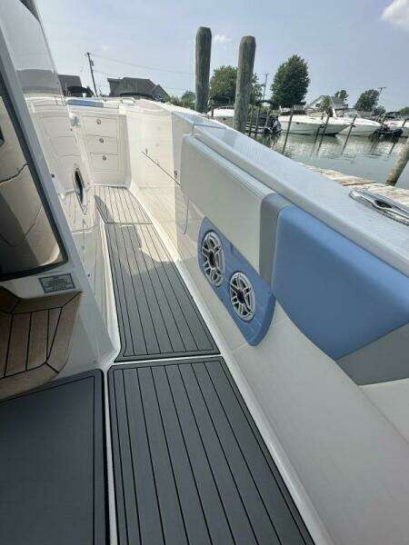 2023 Robalo R360