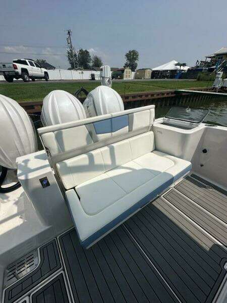 2023 Robalo R360