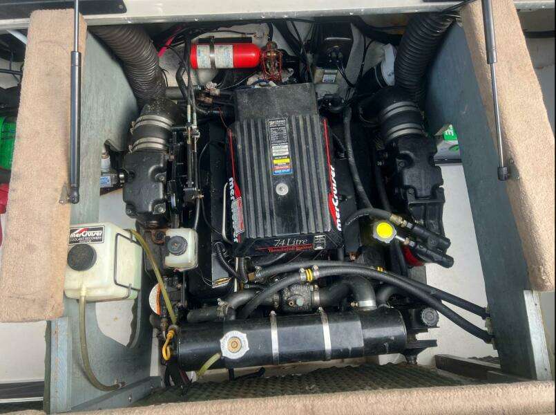 1997 Sea Ray 230 Signature - Cuddy Cabin