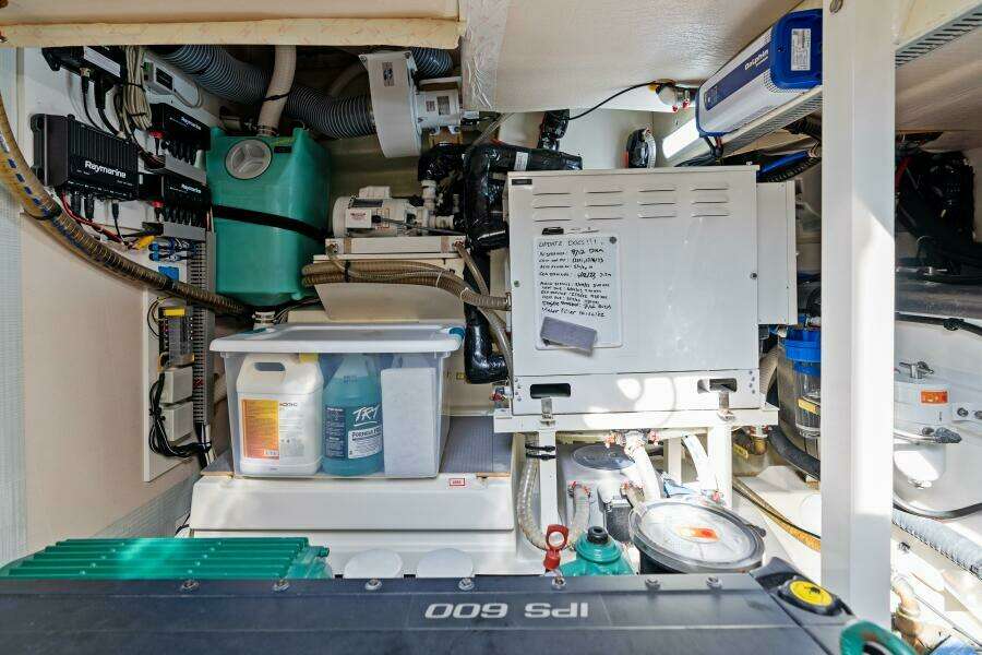 2020 52 Prestige Flybridge - Vacay - Engine Room