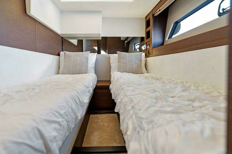 2020 52 Prestige Flybridge - Vacay - Guest Stateroom