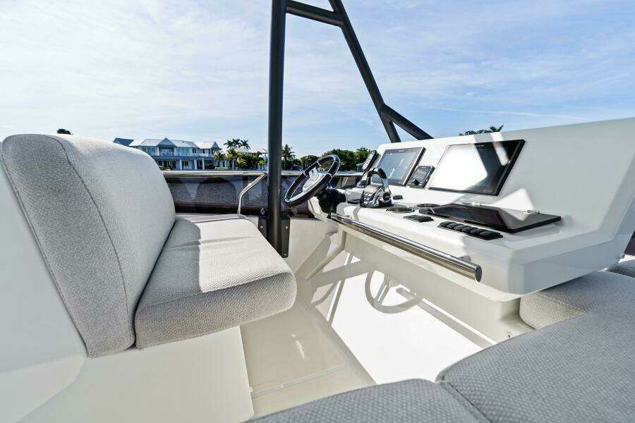 2020 52 Prestige Flybridge - Vacay - Flybridge Helm
