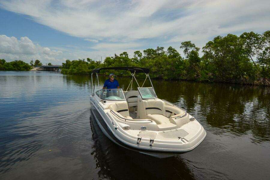2011 Hurricane 2400 Sundeck