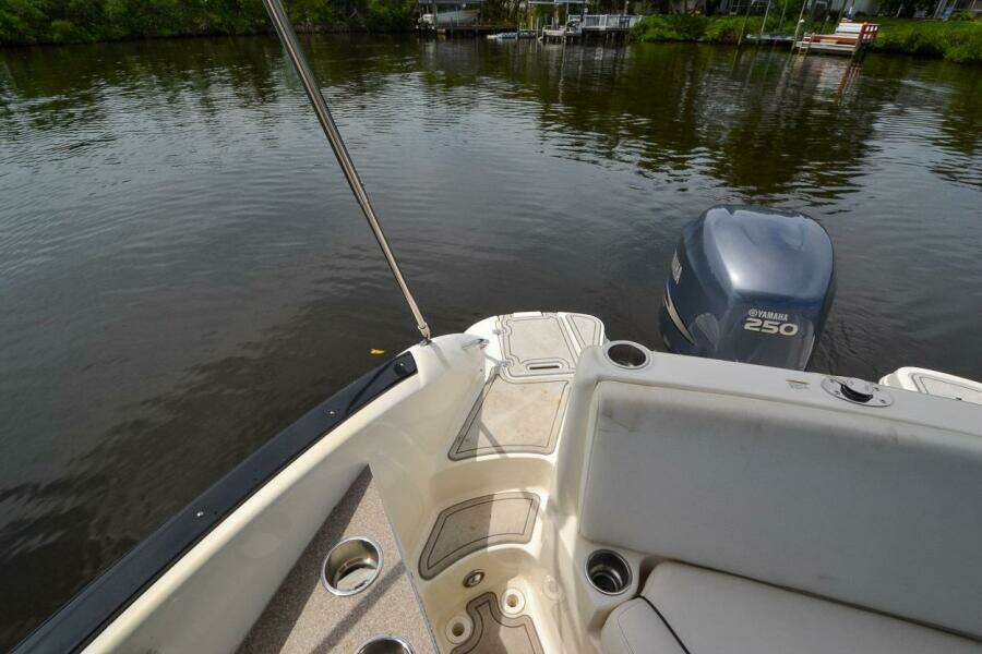 2011 Hurricane 2400 Sundeck